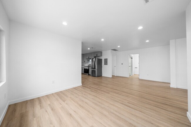 Photo - 1537 N Kingsley Dr