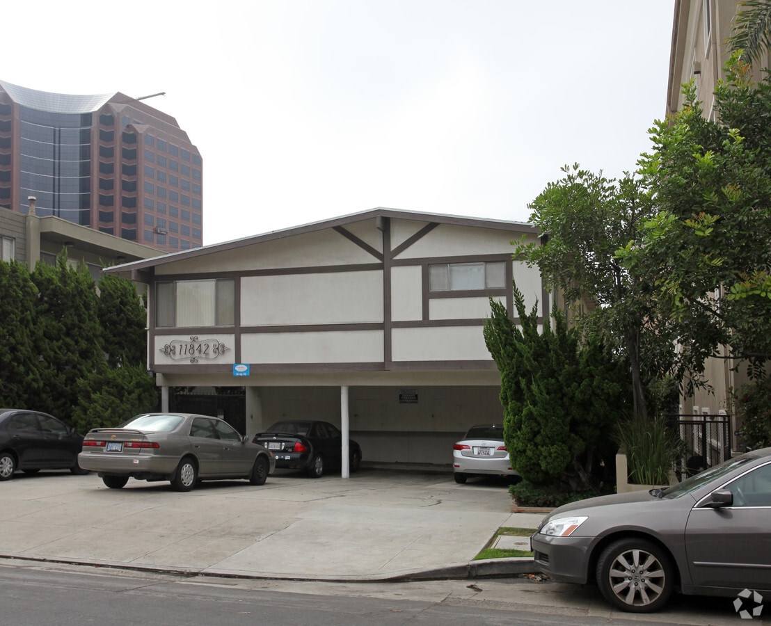 Primary Photo - 11842 Goshen Ave