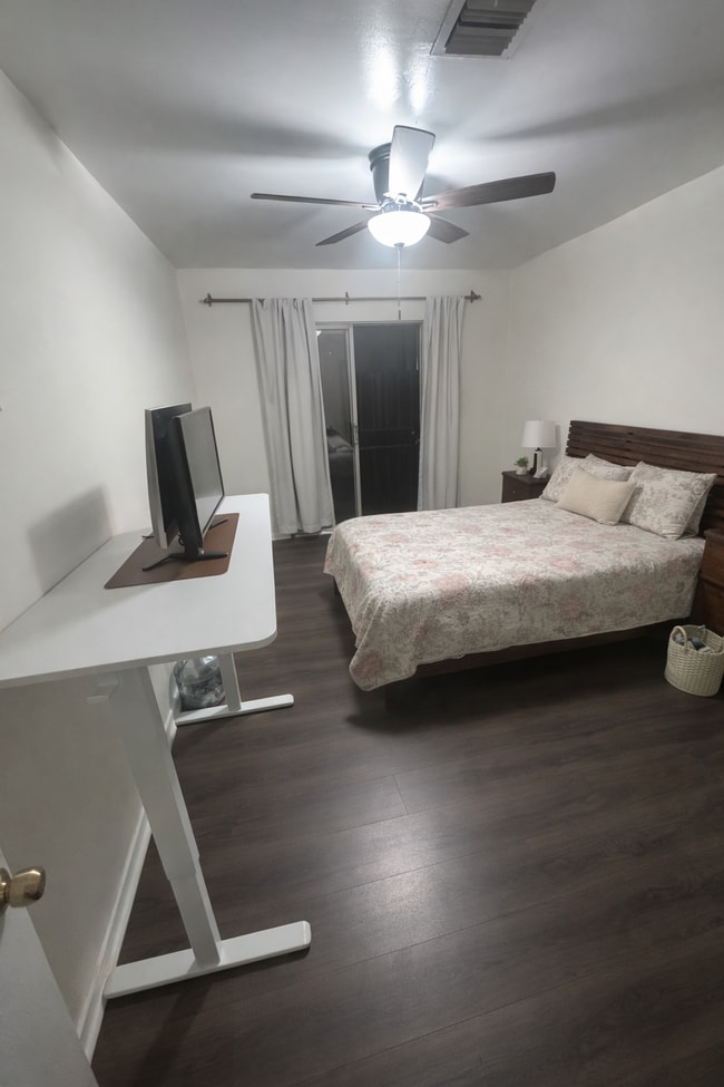 Photo - 150 W 49th St