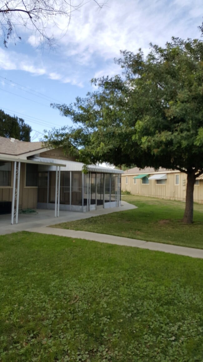 Building Photo - 150 E Lakeshore Dr