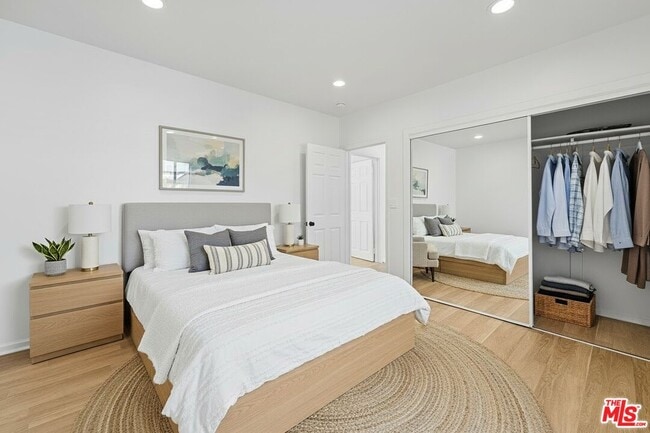 Photo - 17226 Vanowen St