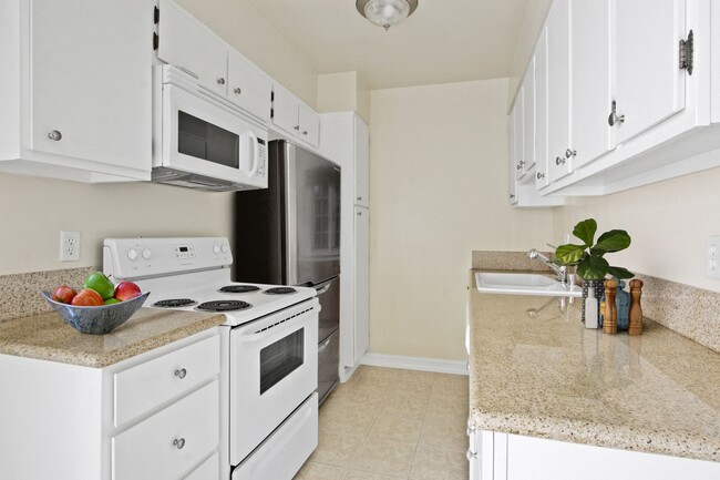 Photo - 115 Doheny Apartments