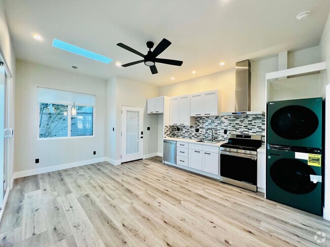 Building Photo - 510 E Oak Ave Unit 510 1/4 Rental