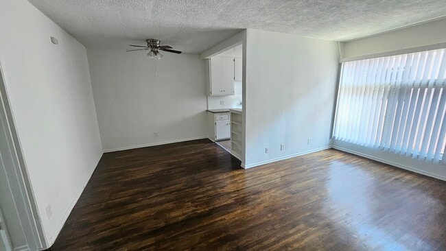 Building Photo - 1219 N Ardmore Ave Unit 7