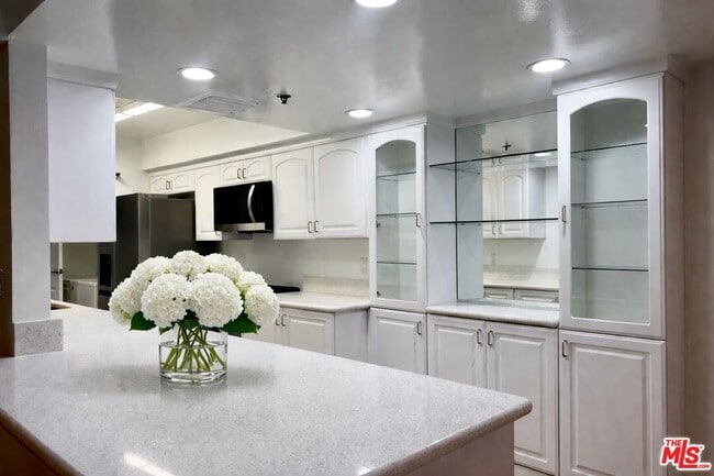 Building Photo - 10390 Wilshire Blvd Unit 402