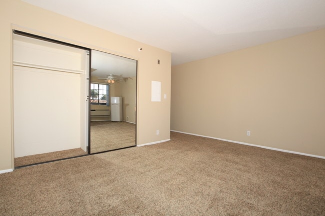 Studio Apartment - Savoy West Apartments