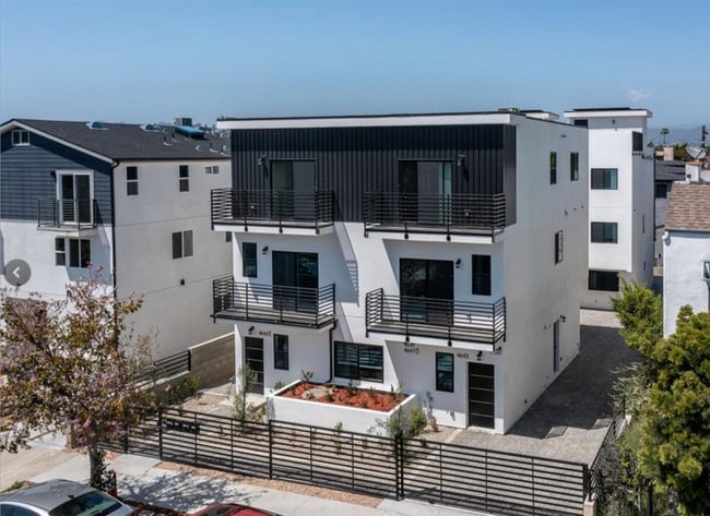 Building Photo - 4643 1/2 W. 18th Unit 4543 1/2