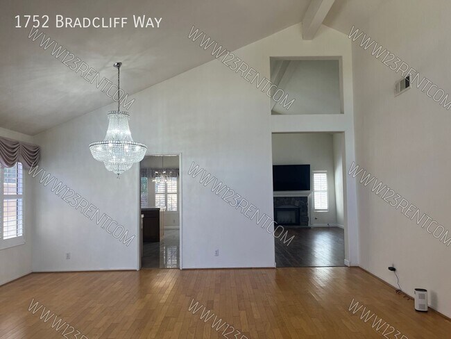 Photo - 1752 Bradcliff Way