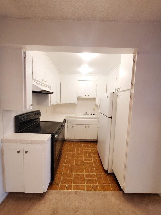 Kitchen - 6199 Canterbury Dr Unit 202