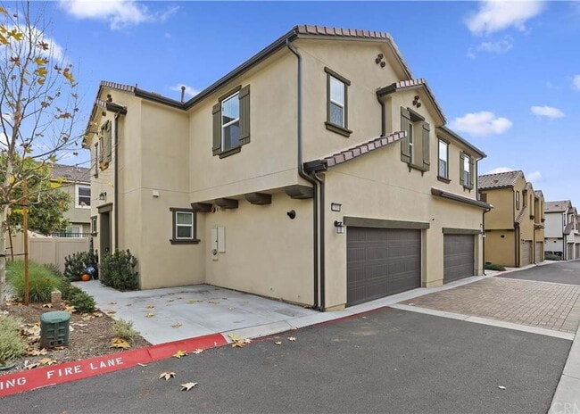 Building Photo - $500 OFF MOVE IN - Must take possession within 14 days.  Located in the desirable Vista Bella com...