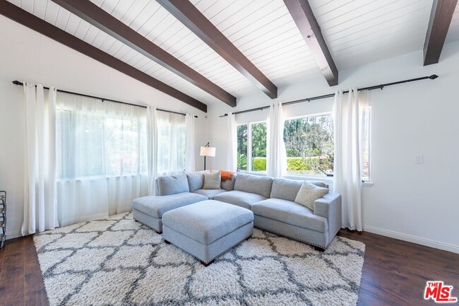 Photo - 905 Hartford Way