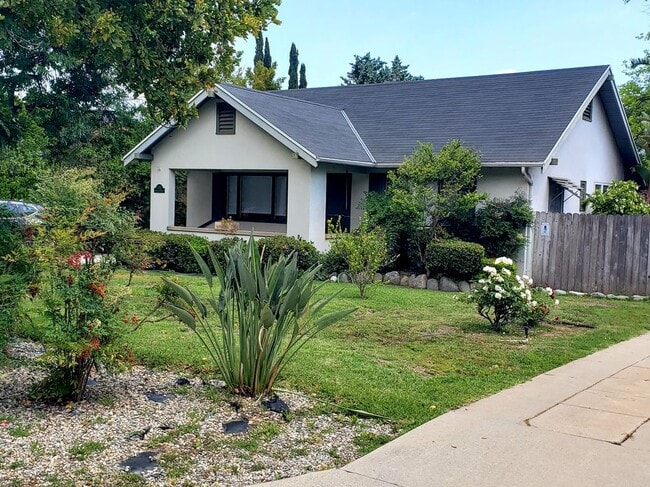 Photo - 1710 Oakwood St House