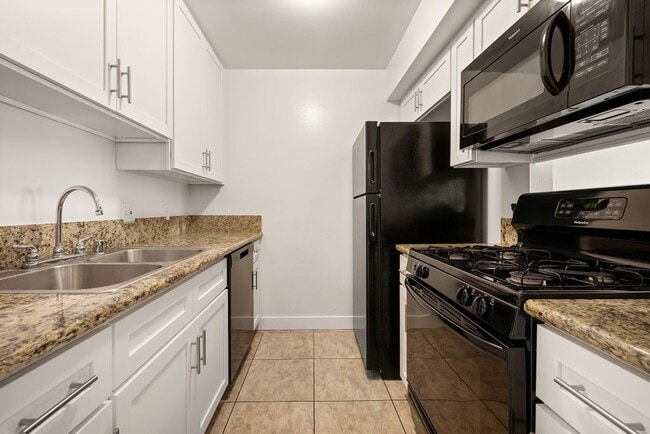 Photo - Chatsworth Plaza Apartments