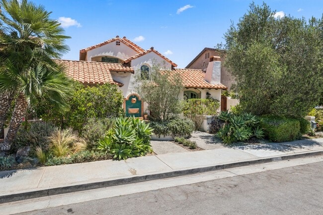 Building Photo - Charming 3BD Home in Coveted Newport Heights