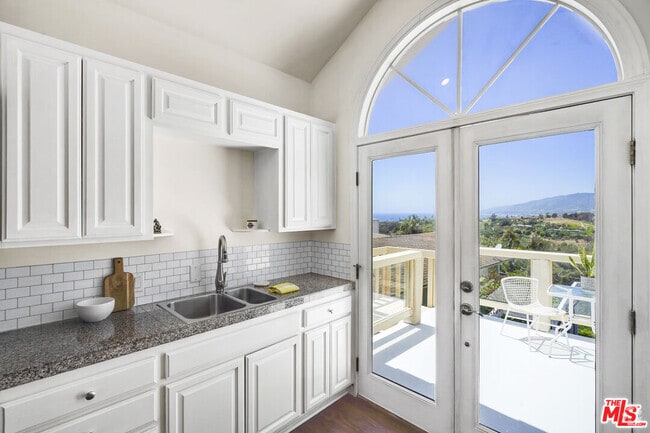Building Photo - 29355 Heathercliff Rd Rental