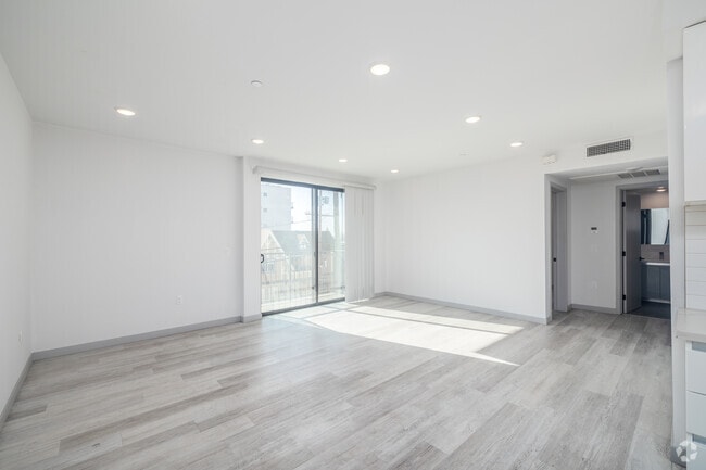 2BR, 2BA - 935SF - Living Room - 941 Fedora St