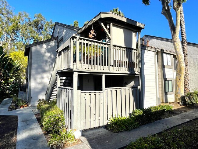 Building Photo - ***Move in Special*** Lovely Condo Available in Vista! Unit 3