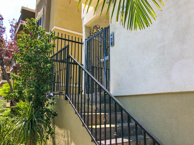 Photo - 2027 Beloit Ave Unit 105