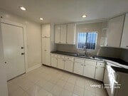 Photo - 1110 W 92nd St