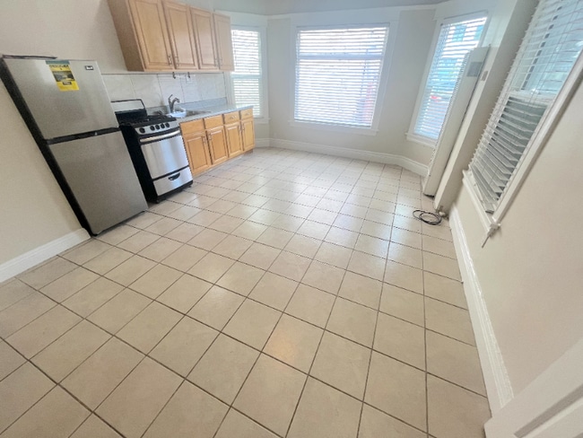 Photo - 744 Pine Ave Unit 3