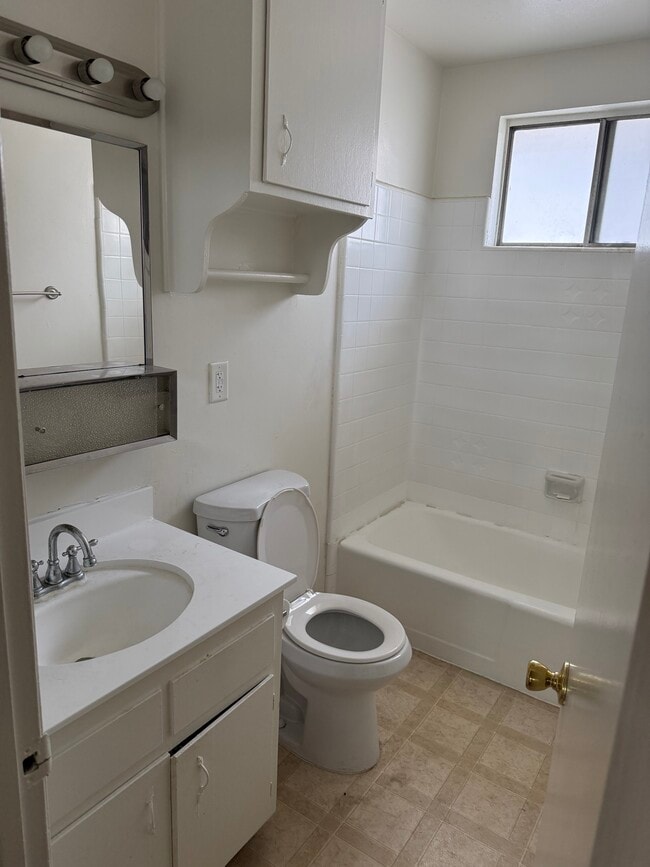 Photo - 1440 Barry Ave Unit 6