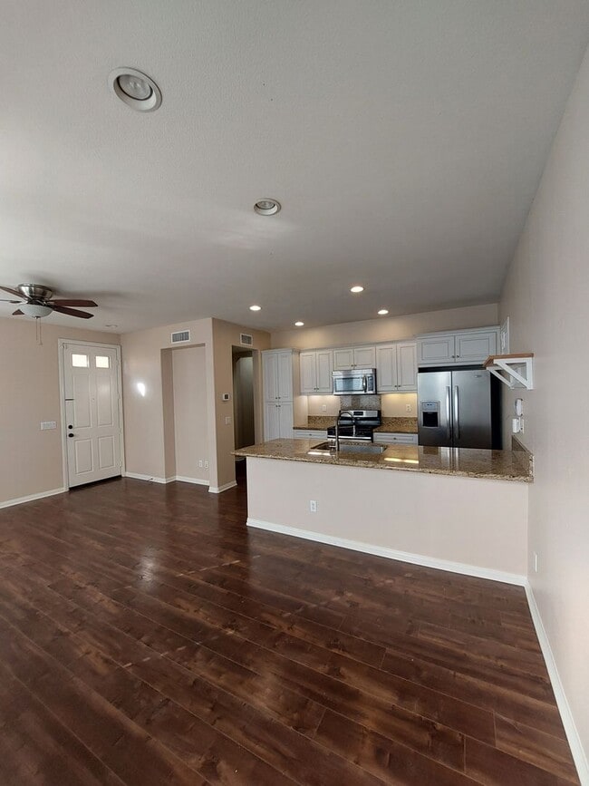 Photo - Beautiful townhouse in Ontario-CALL FOR OUR MOVE-IN SPEACIAL