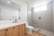 2BR, 2BA - 1,245SF - Bathroom - 3844 W 27th St Apartments