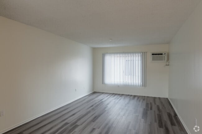 1BR, 1BA - 685SF - Living Room - Village Meadows