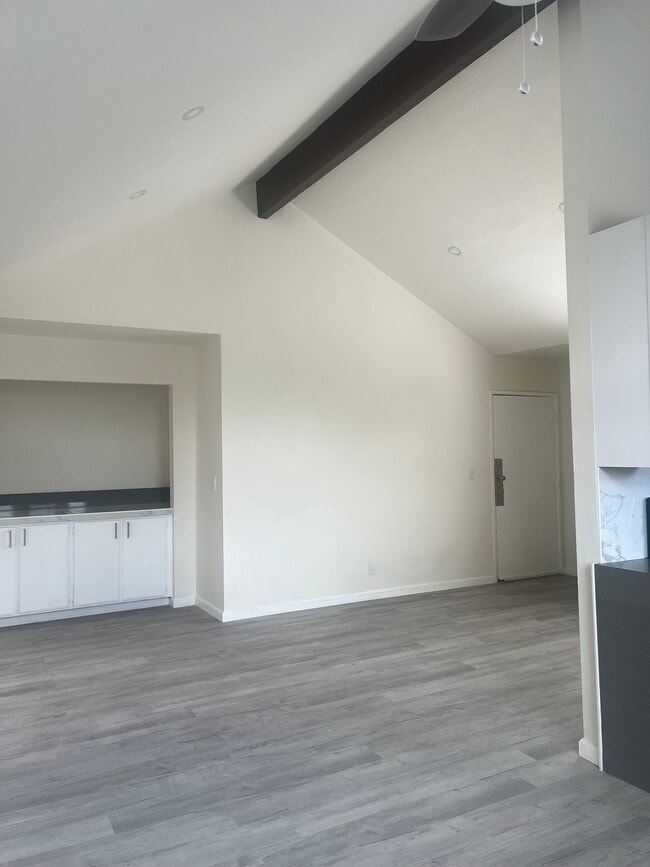 Photo - 3250 Andrita St Unit Beautiful high ceilings