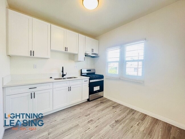 Building Photo - 1056 Normandie Ave Unit 211