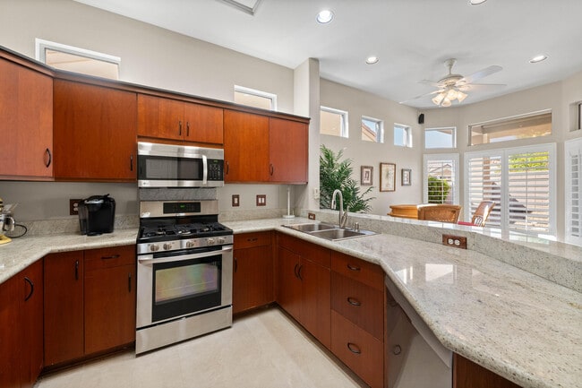 Building Photo - 38537 Fallbrook Ave