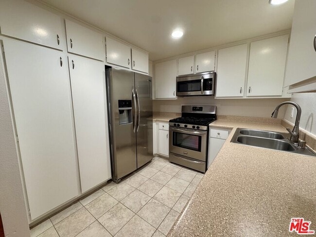 Photo - 1348 E Hillcrest Dr Condo