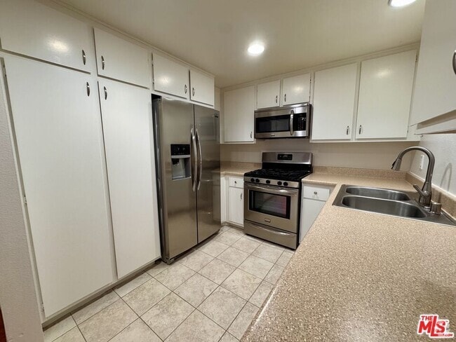 Building Photo - 1348 E Hillcrest Dr Rental