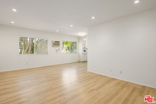 Building Photo - 2803 Arizona Ave Unit 11