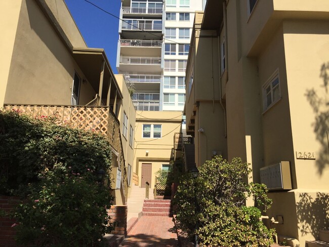 Upper Spacious Bankers Hill Unit! - Upper Spacious Bankers Hill Apartment Unit! Unit 2621 1st Avenue #06