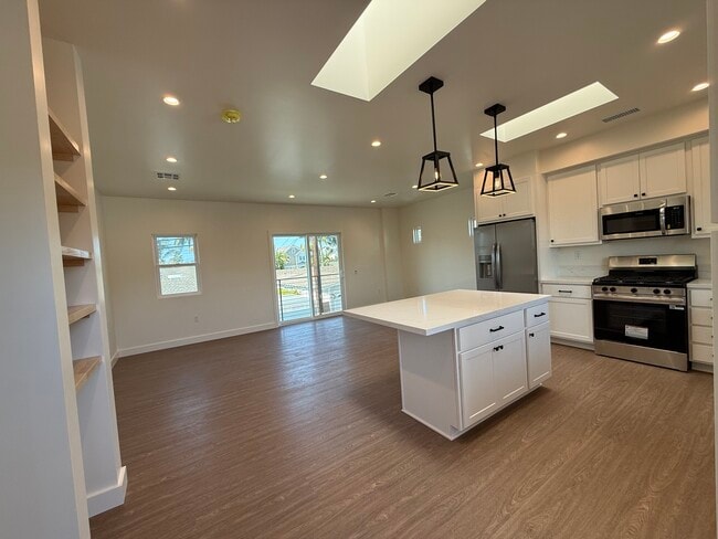 Entrance View - Kitchen/Living Area - 1809 Lake St