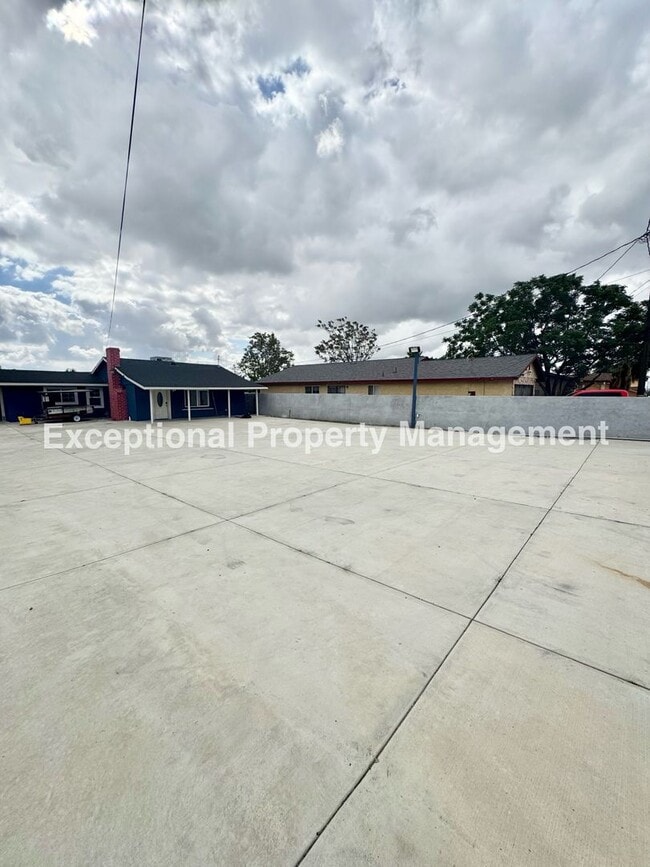 Building Photo - 8047 Laurel Ave Unit Main