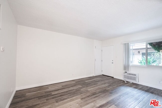 Photo - 13343 Victory Blvd Unit 4