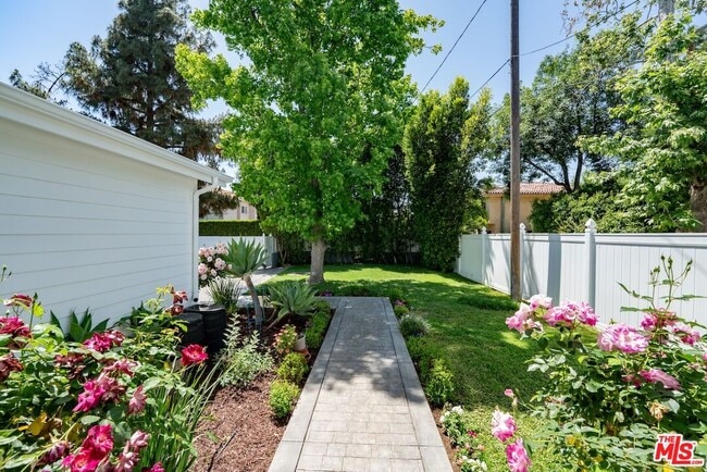 Photo - 5114 Cedros Ave