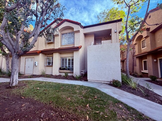 Building Photo - 1 bed, 1 bath Charming Unit 7