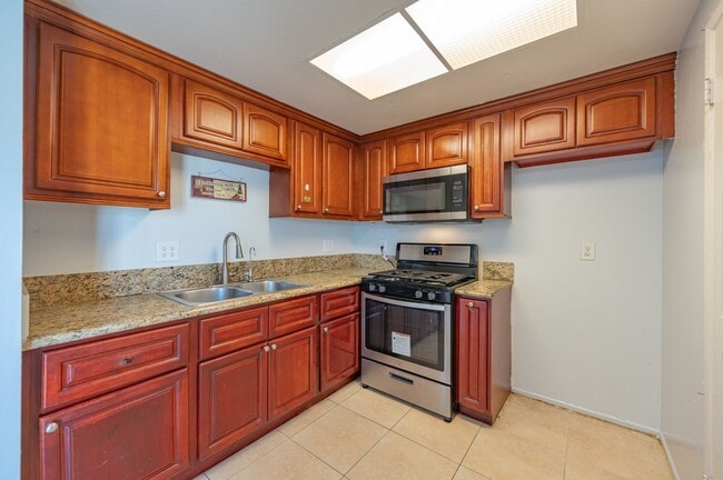 Beautiful Townhome in Garden Grove for Lease - Beautiful Townhome in Garden Grove for Lease
