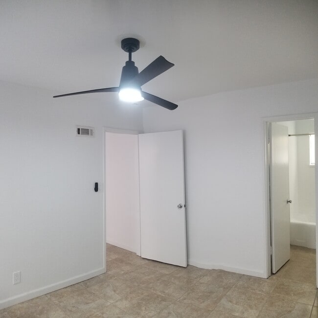 bedroom - 823 San Fernando Pl Unit B