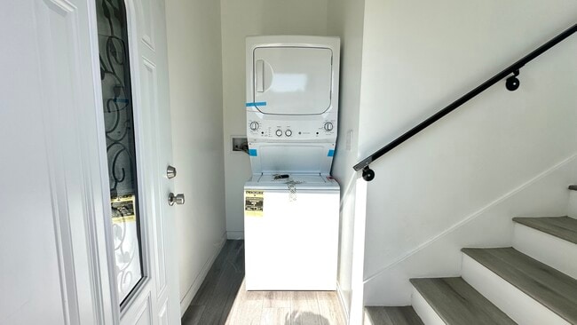 Photo - 16023 Wyandotte St