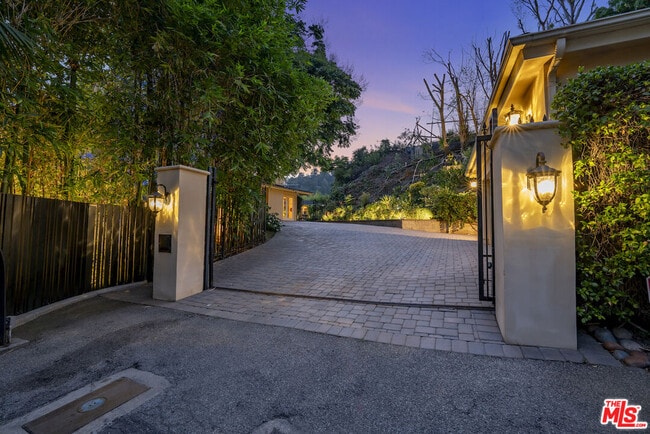 Photo - 1457 Claridge Dr House