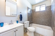 1BR, 1BA - 780SF - Bathroom - Berkeley Apartments