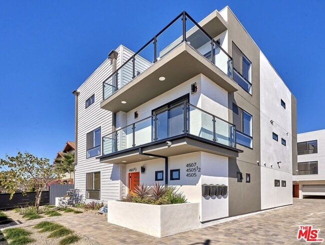 Building Photo - 4507 Lomita St Unit 4507 1/2