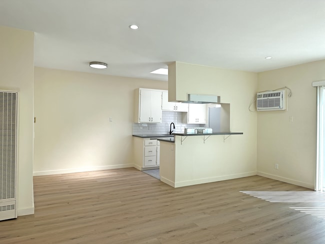 Building Photo - 2038 Holly Dr Unit 2