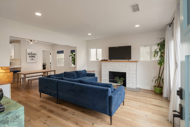 Building Photo - 8936 S Manhattan Pl Rental