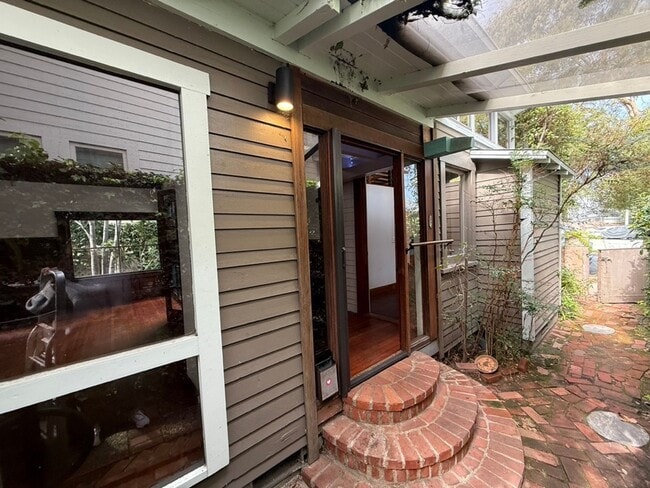 Photo - Hidden Garden Retreat – A One-Bedroom Oasis in the Heart of Venice