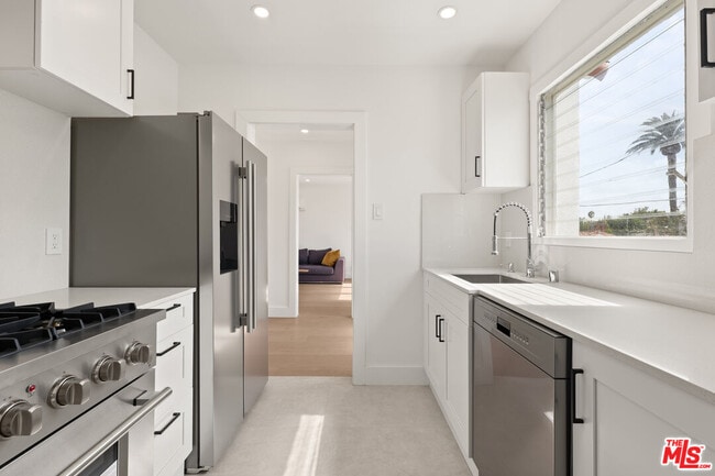 Photo - 8210 Clinton St